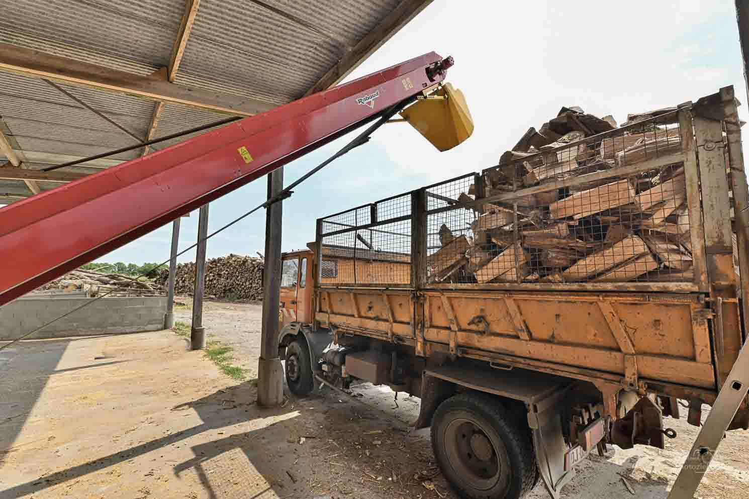 Remplissage du camion pour livrer le bois de chauffage